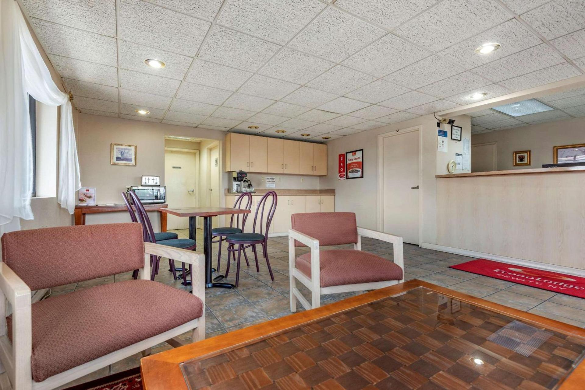 Econo Lodge Dewitt I-90 photo 15