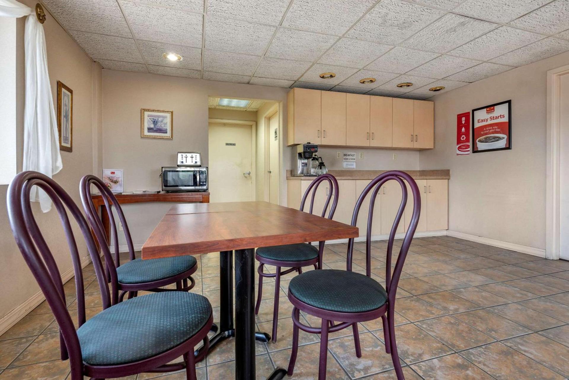 Econo Lodge Dewitt I-90 photo 13
