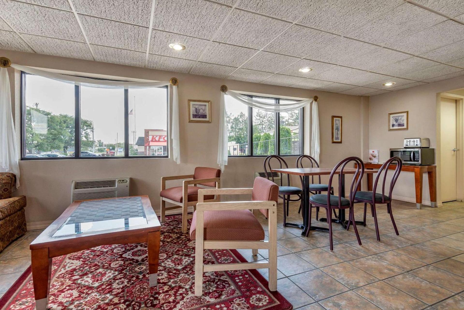 Econo Lodge Dewitt I-90 photo 6
