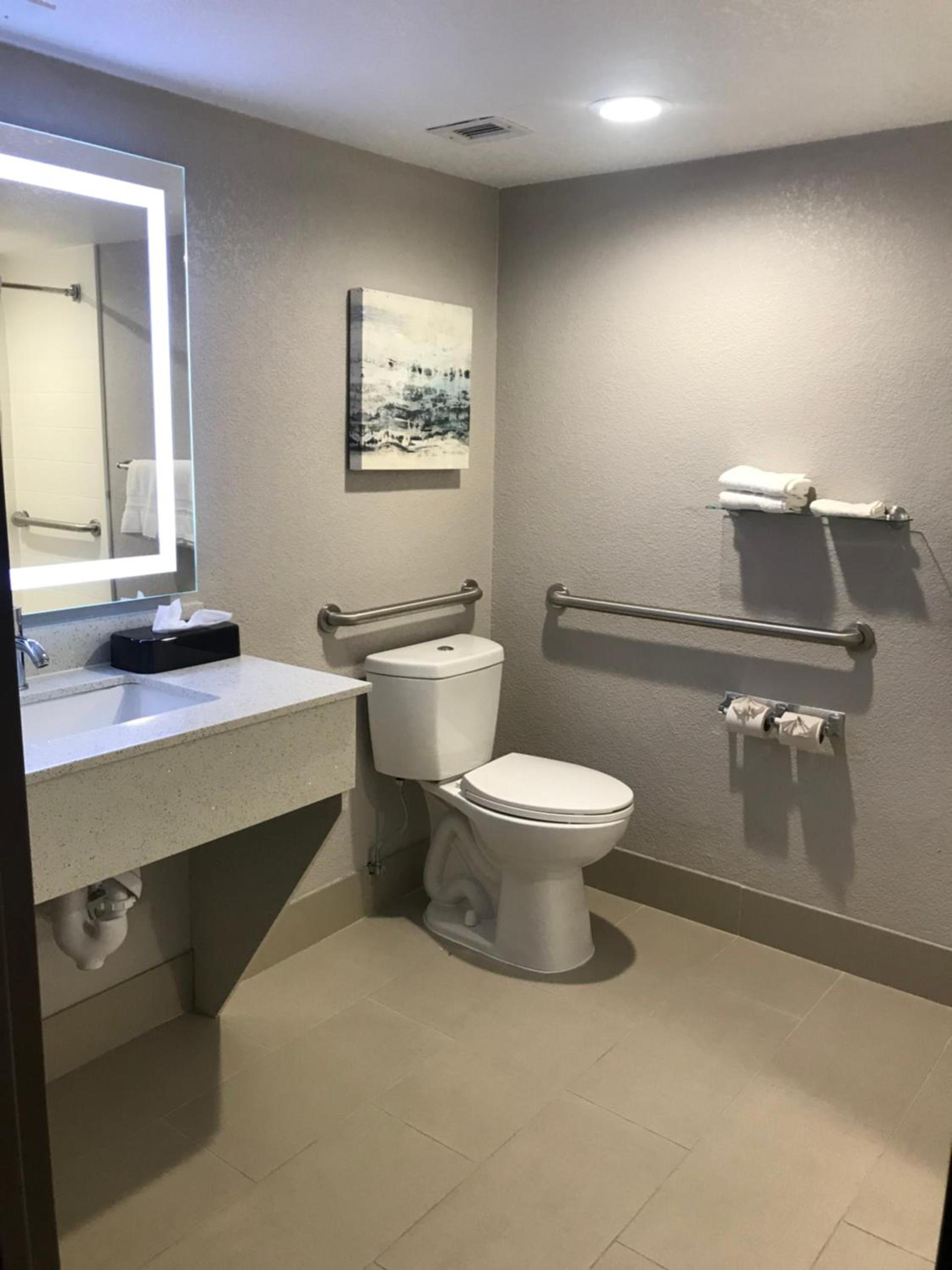 Comfort Inn Dallas North Love Field Airport photo 38