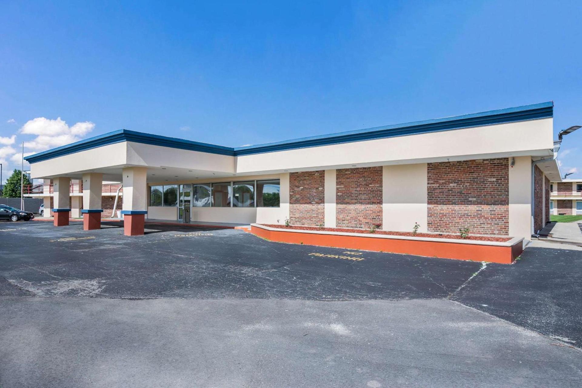 Econo Lodge Neenah photo 2