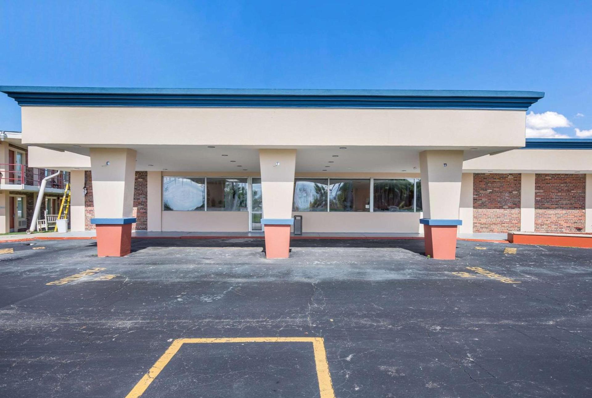 Econo Lodge Neenah photo 3