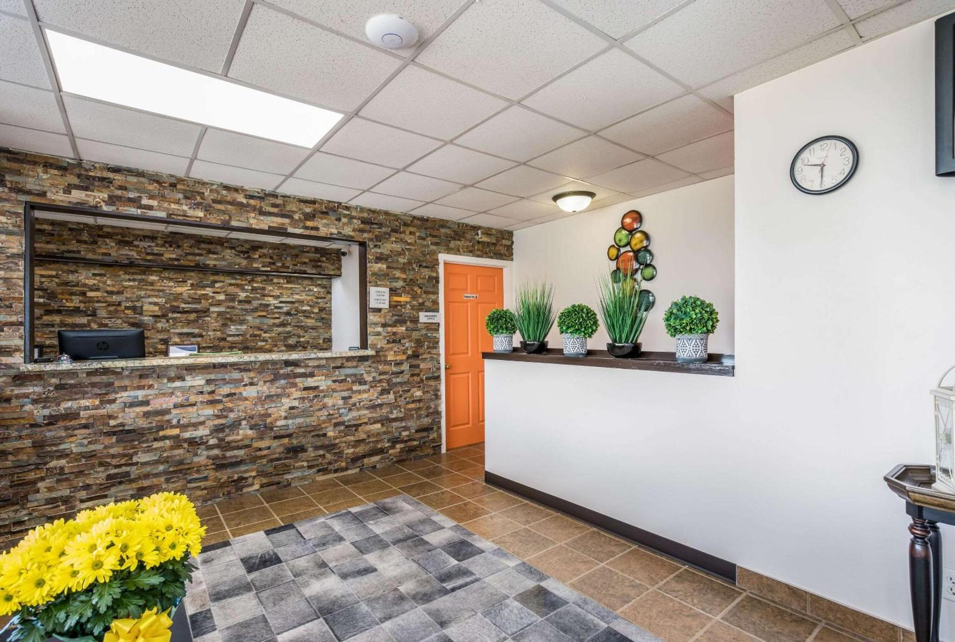 Econo Lodge Neenah photo 8