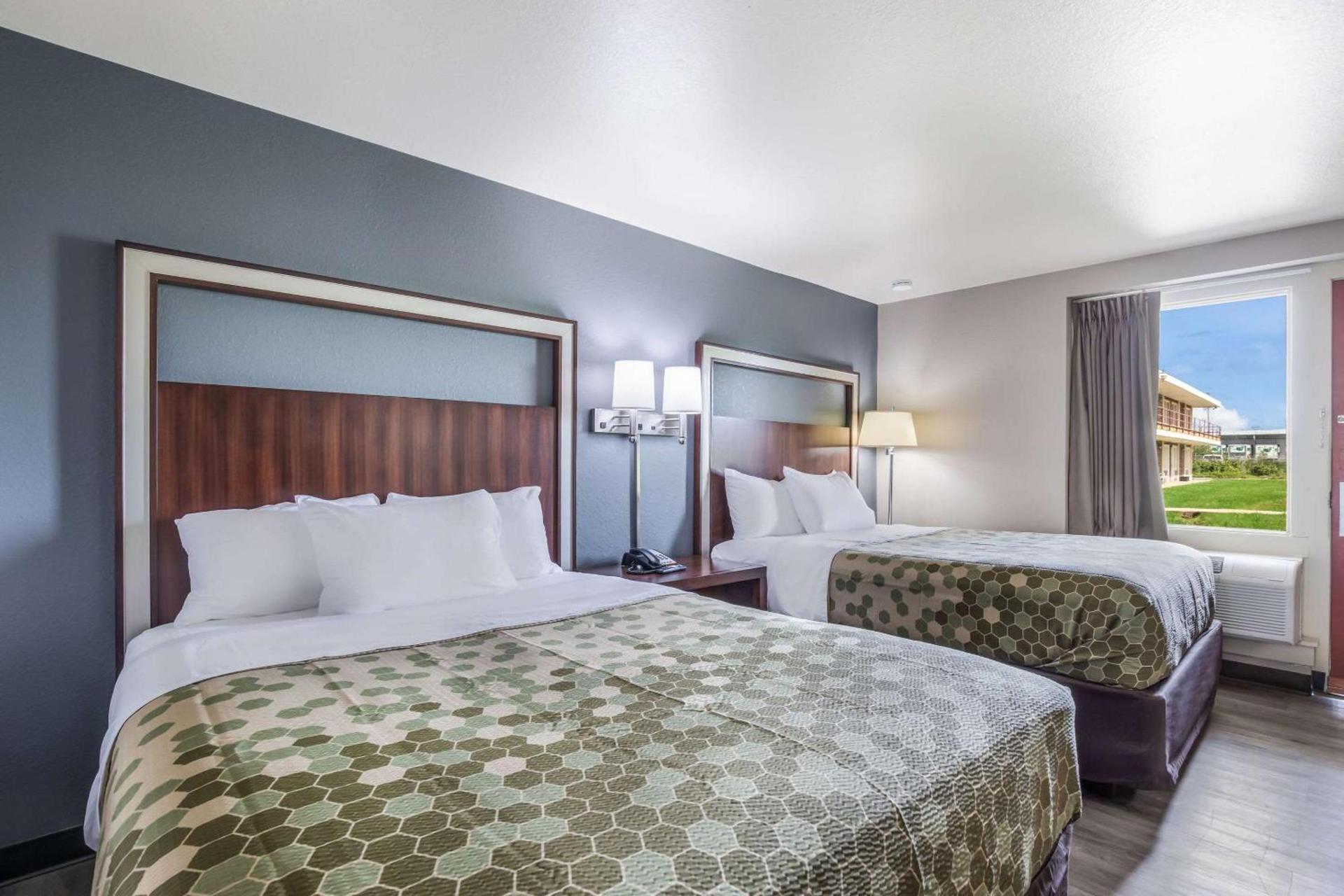 Econo Lodge Neenah photo 11