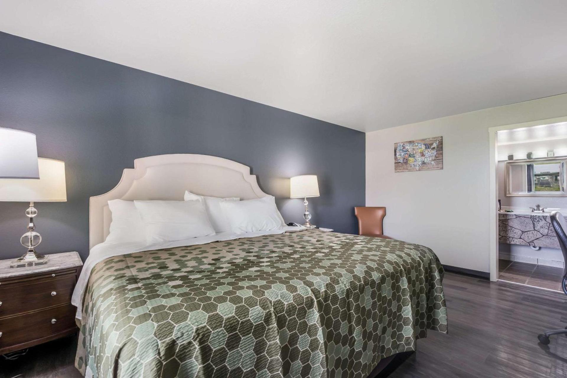 Econo Lodge Neenah photo 13