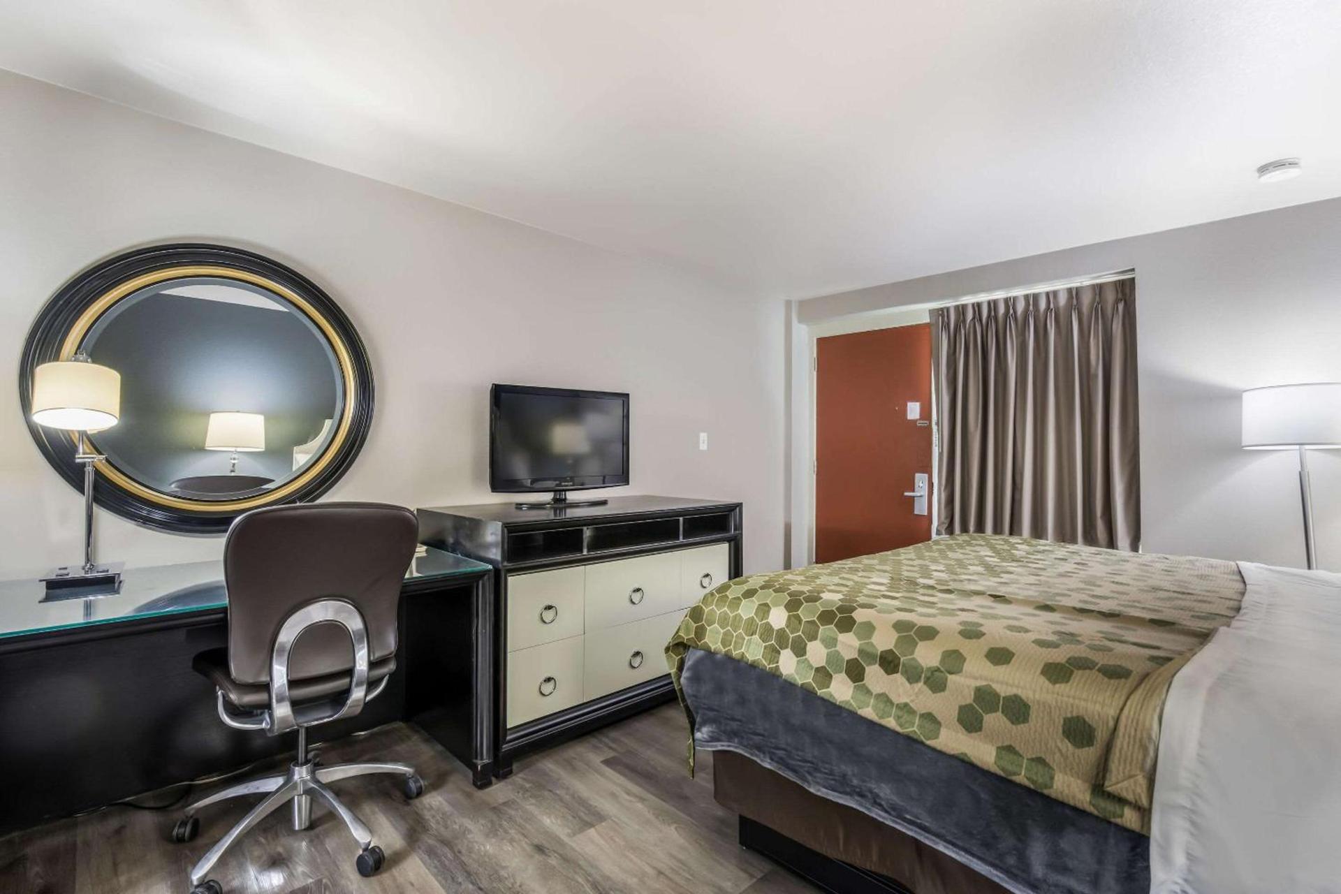 Econo Lodge Neenah photo 15