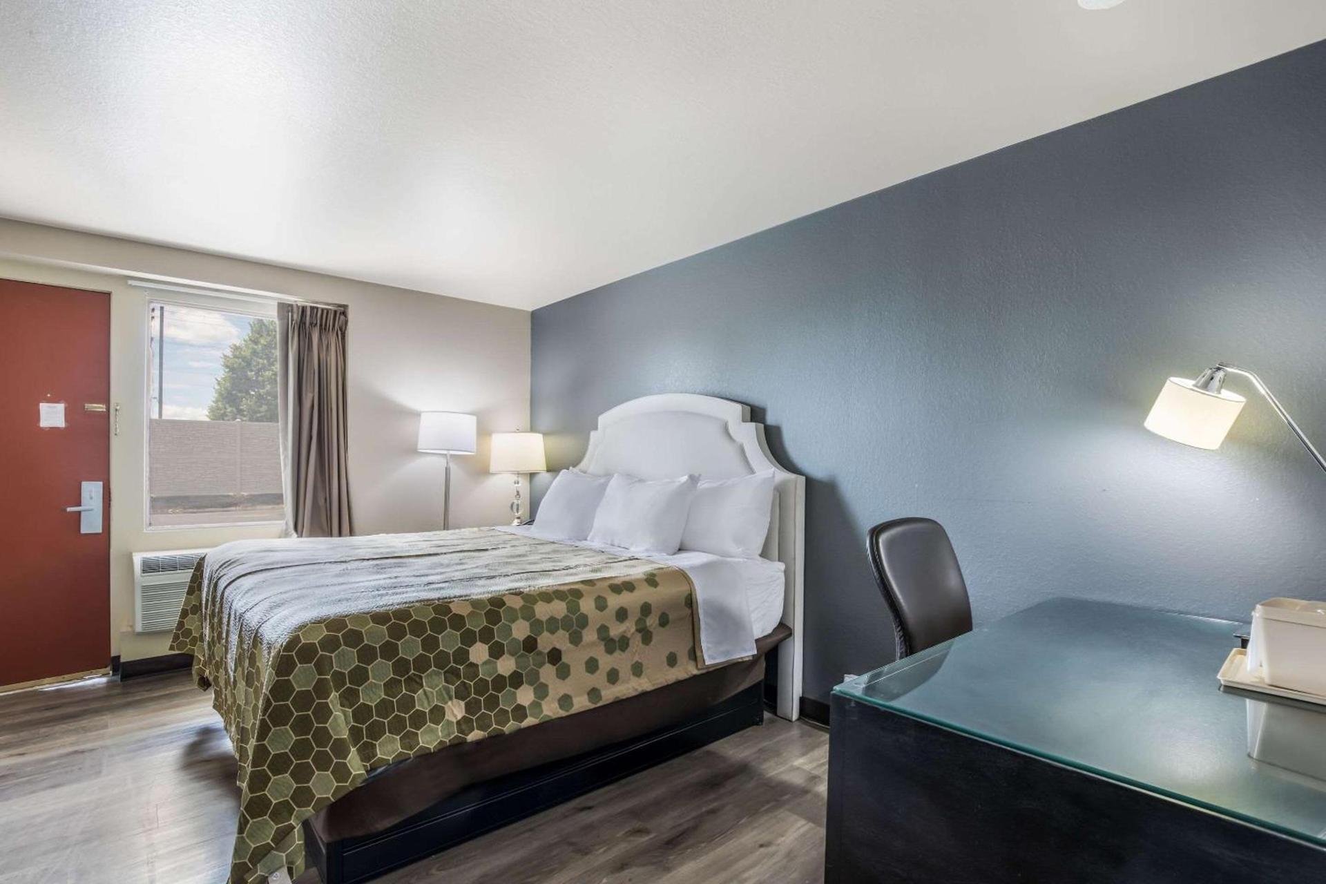 Econo Lodge Neenah photo 16