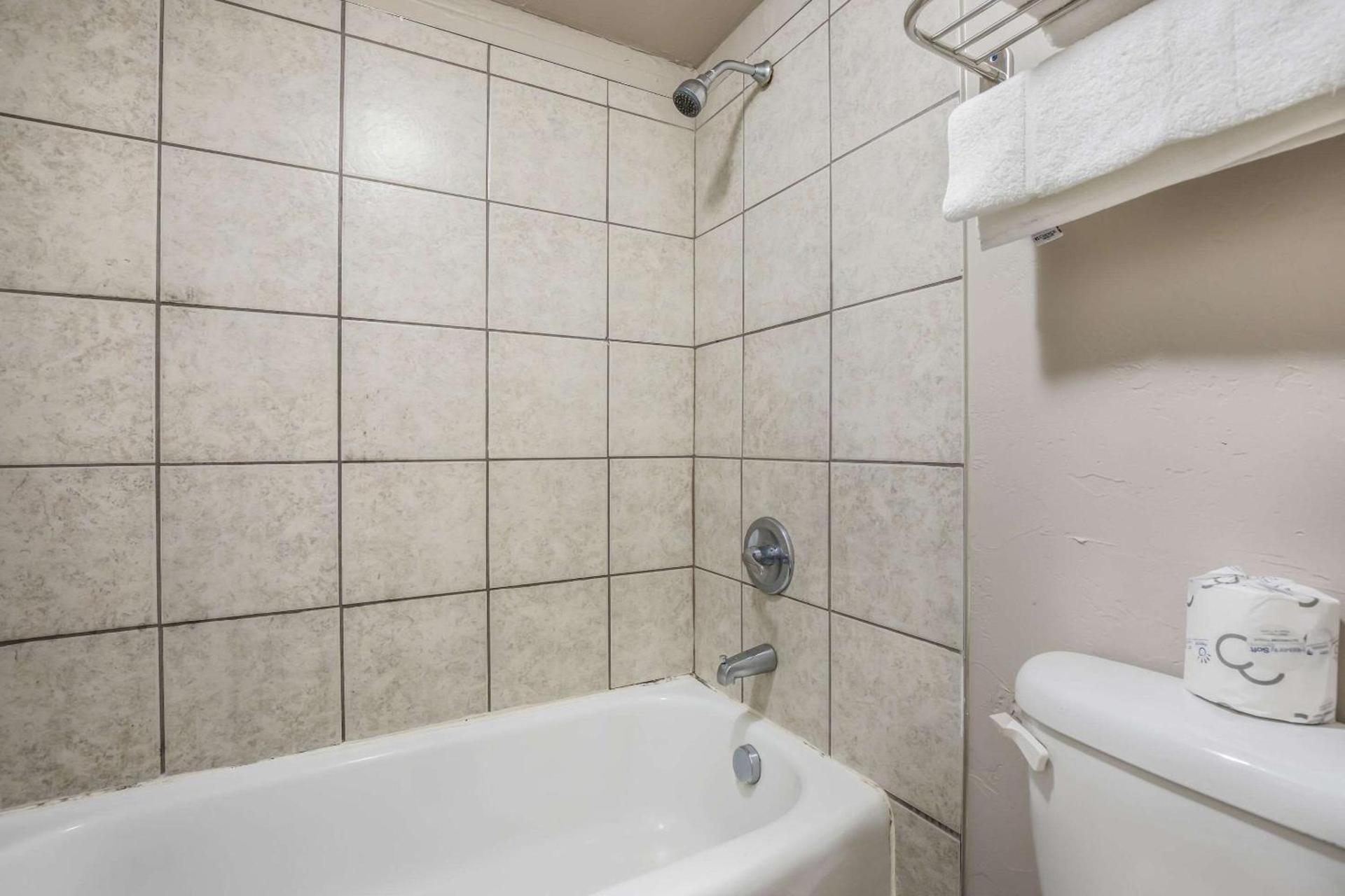 Econo Lodge Neenah photo 23