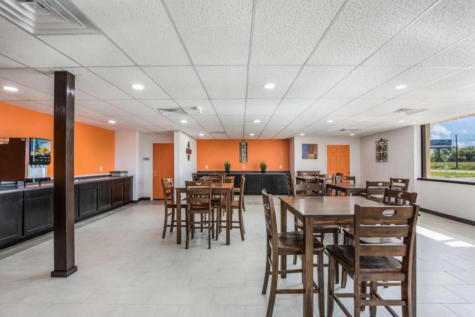 Econo Lodge Neenah photo 25