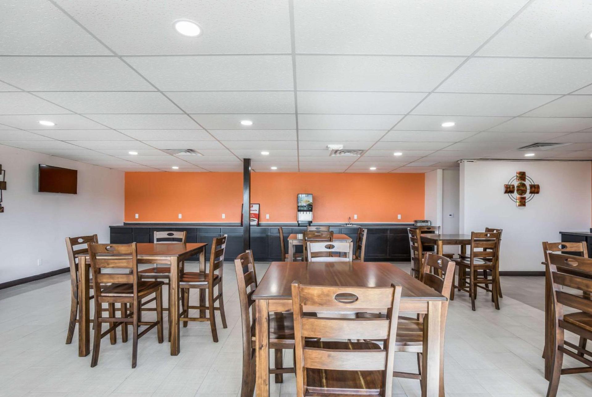 Econo Lodge Neenah photo 26
