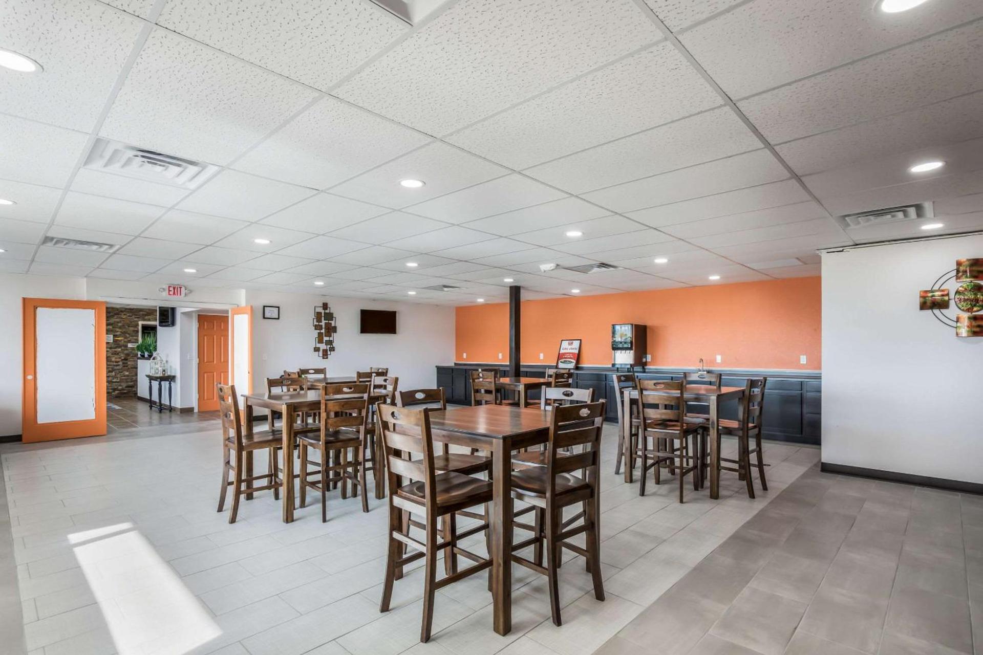 Econo Lodge Neenah photo 27