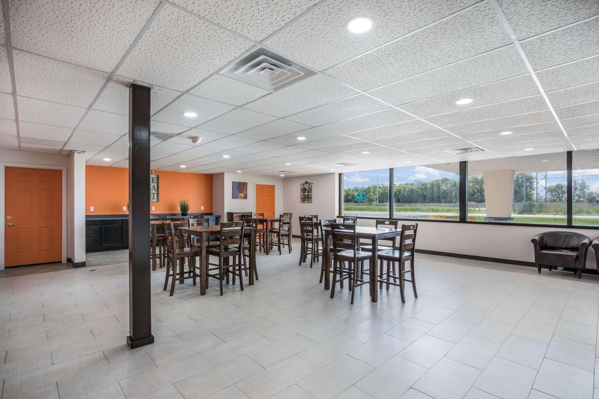 Econo Lodge Neenah photo 28
