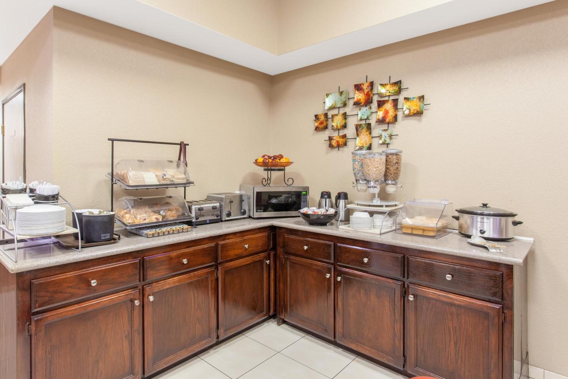 Ramada by Wyndham Fresno Northwest photo 6