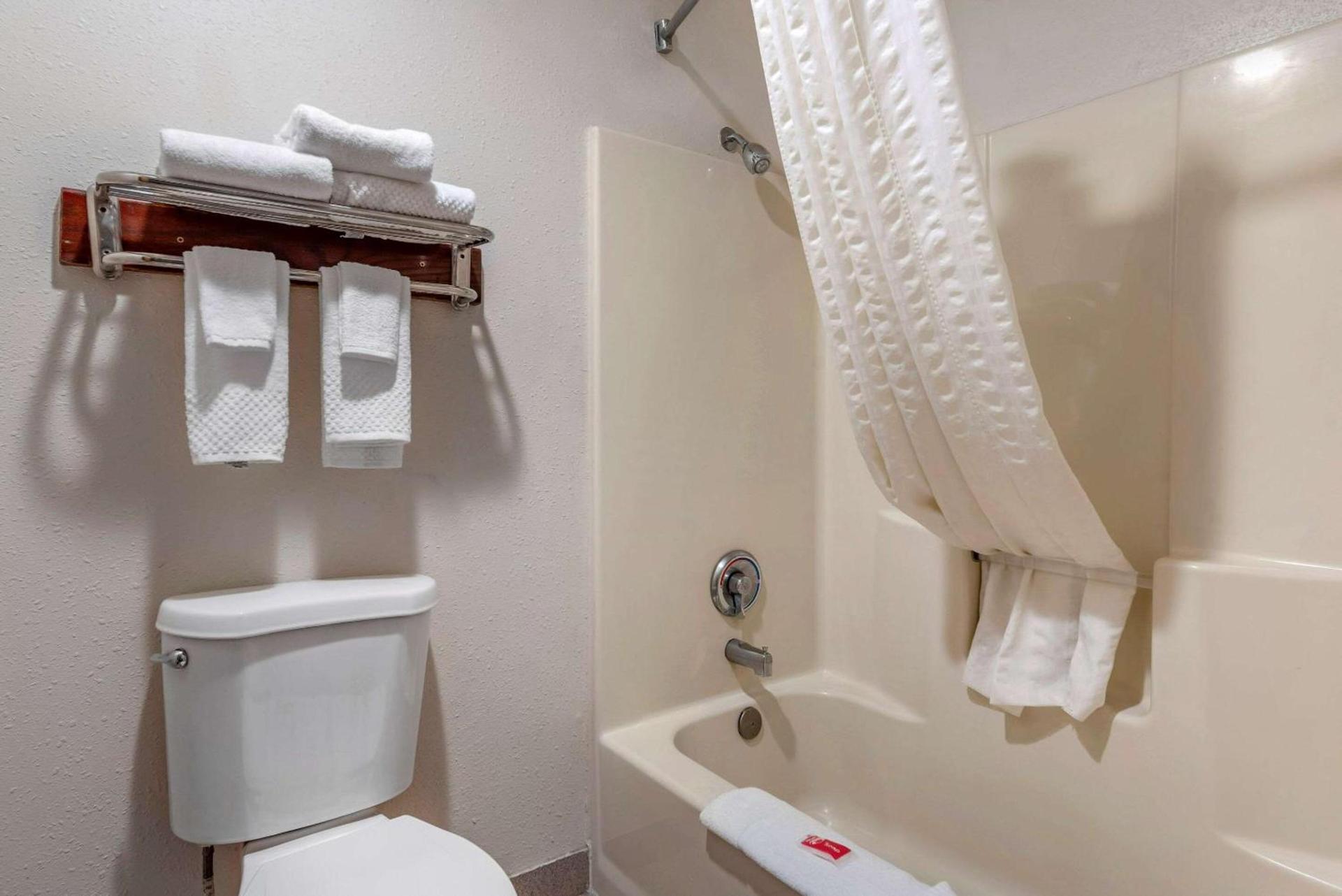 Econo Lodge Portland Airport photo 6