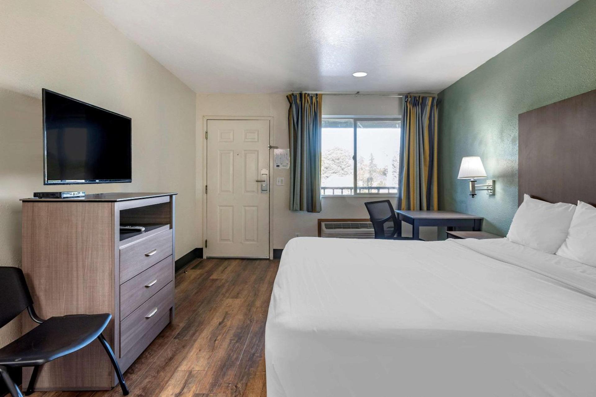 Econo Lodge Portland Airport photo 5