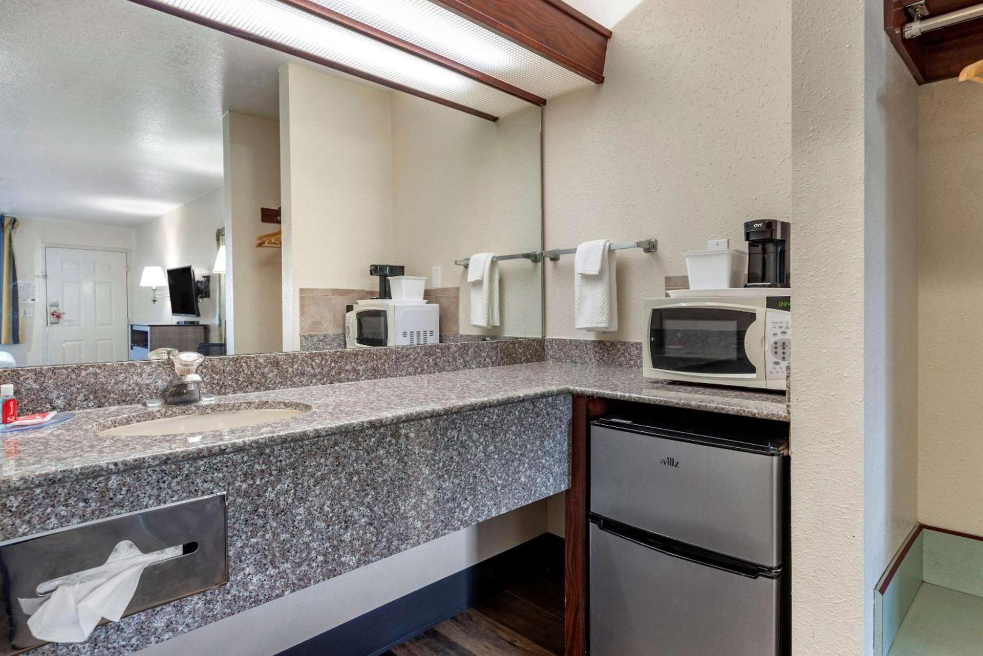 Econo Lodge Portland Airport photo 9