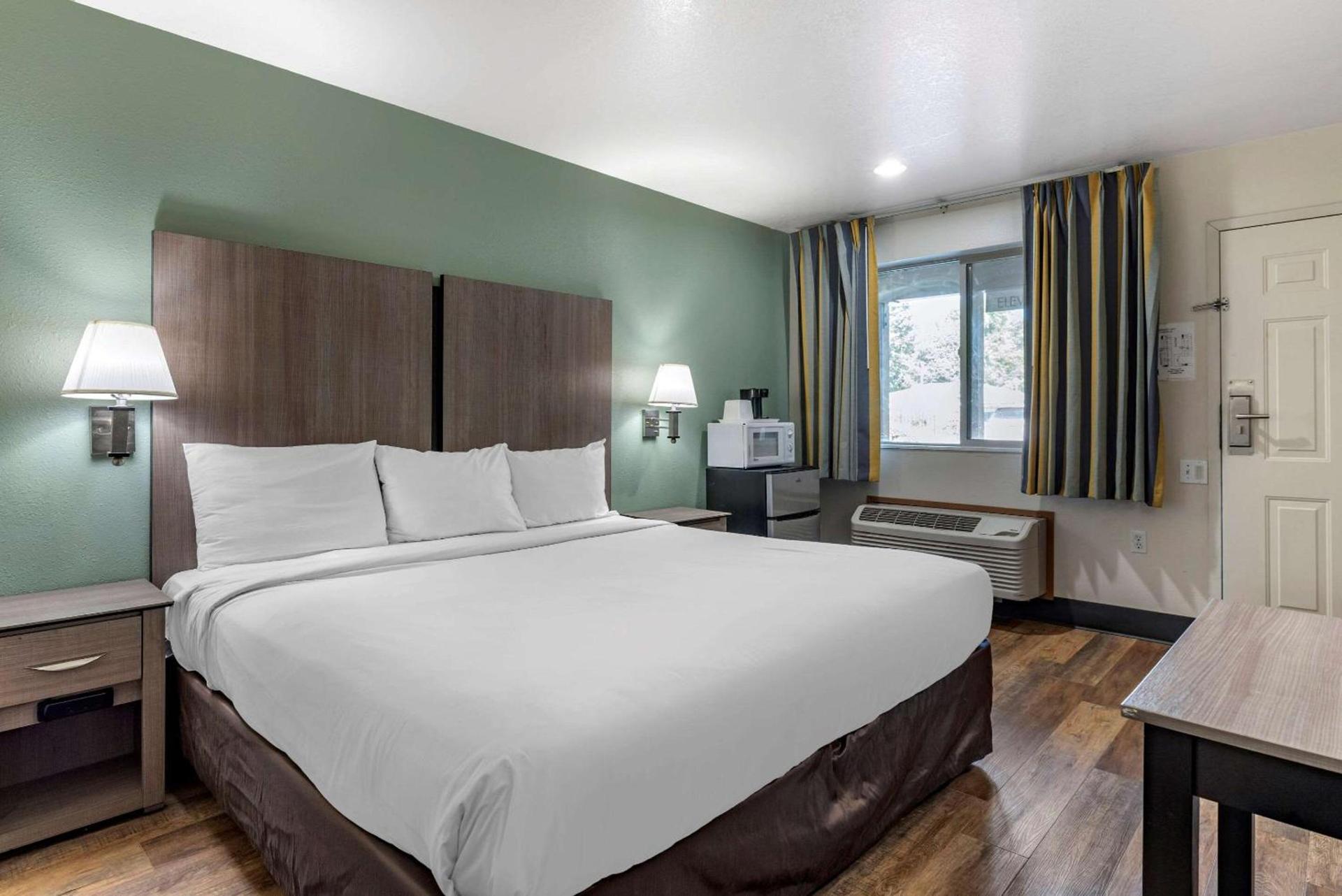 Econo Lodge Portland Airport photo 12