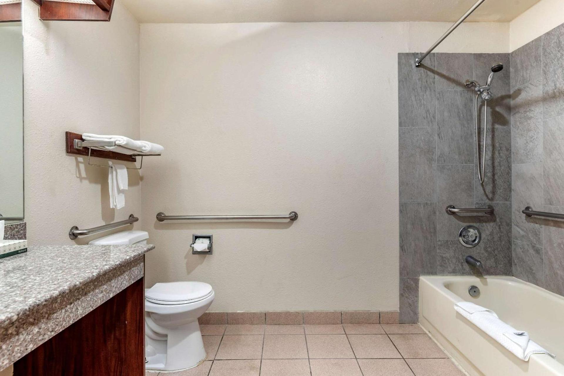 Econo Lodge Portland Airport photo 13
