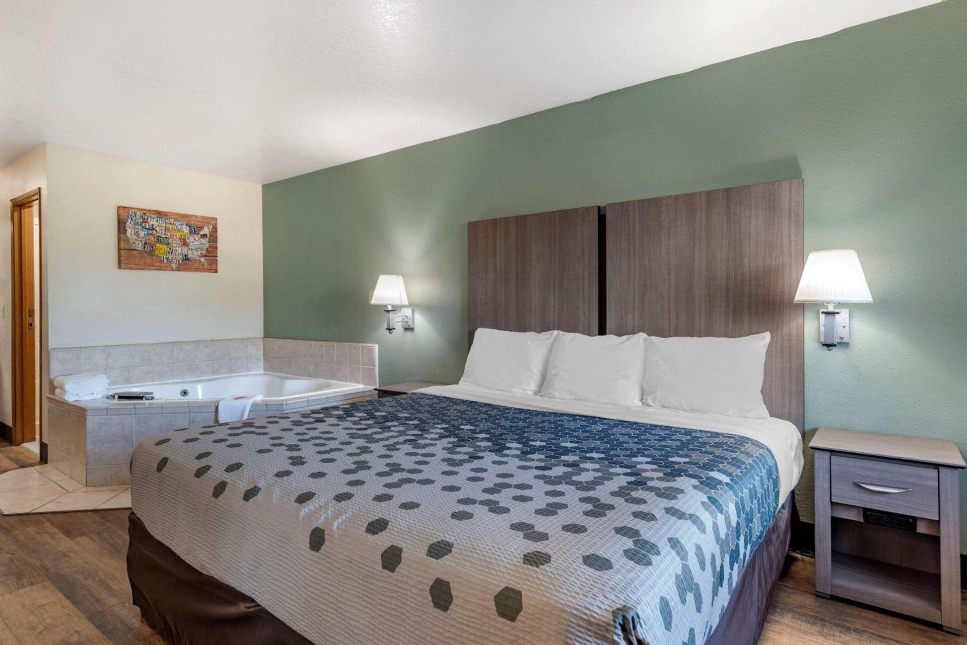 Econo Lodge Portland Airport photo 14