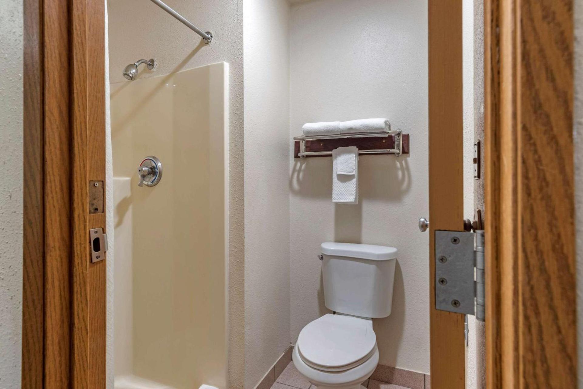 Econo Lodge Portland Airport photo 17