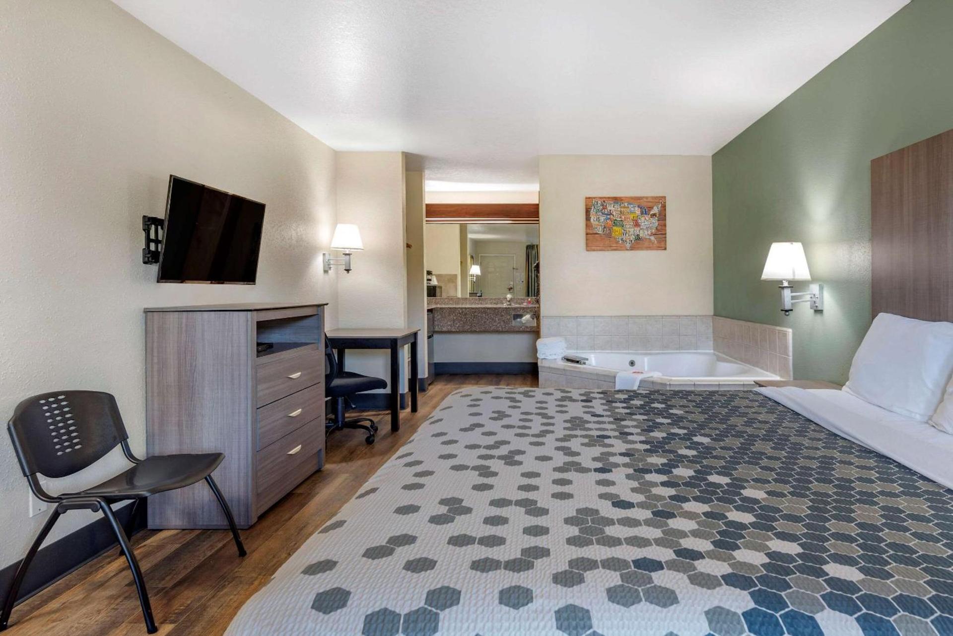 Econo Lodge Portland Airport photo 16