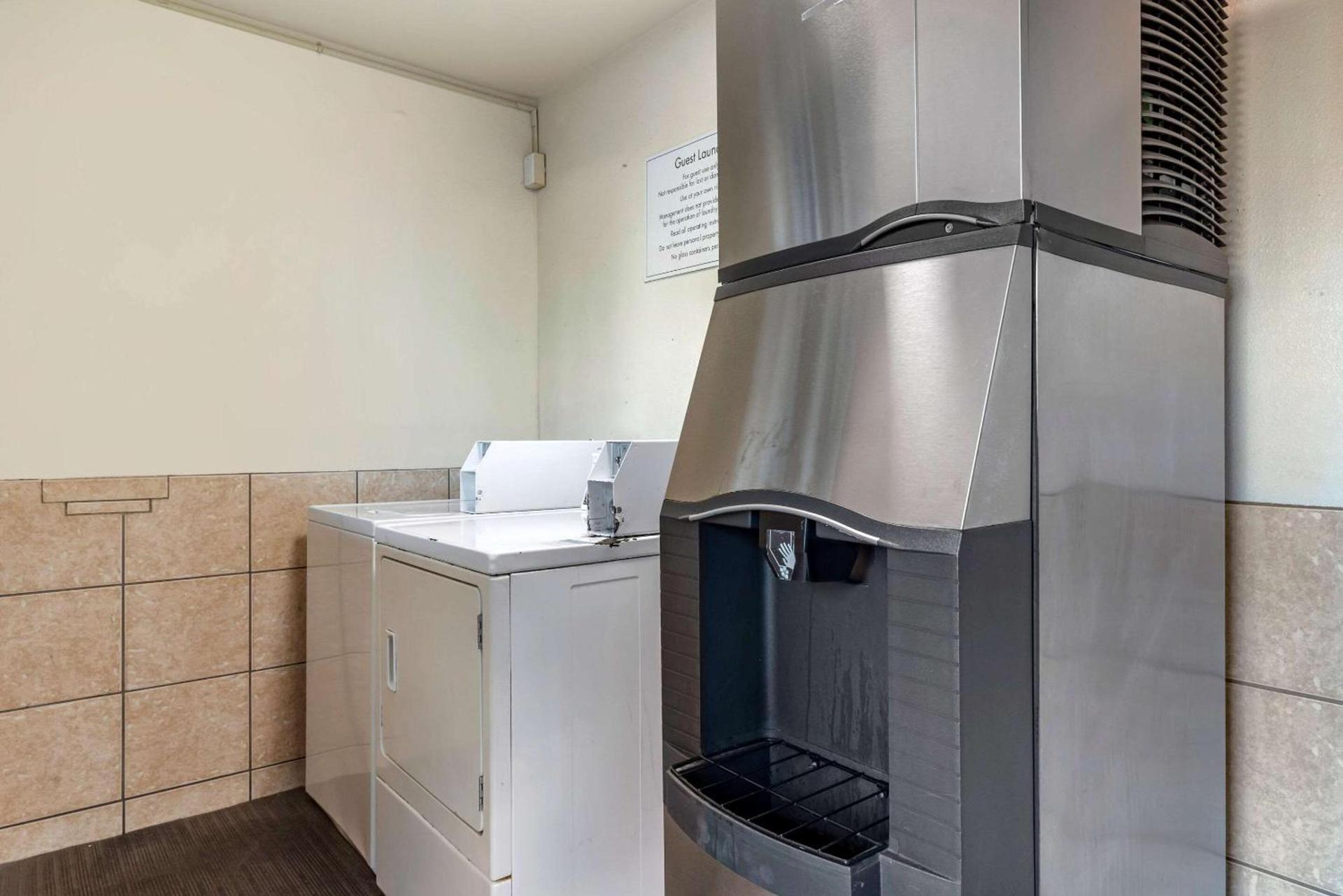 Econo Lodge Portland Airport photo 22
