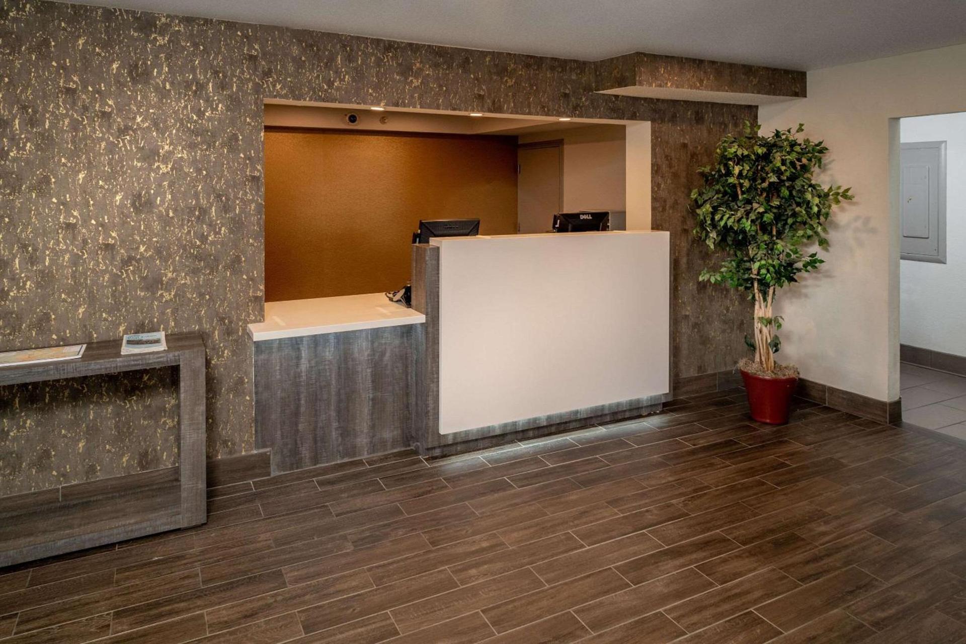Clarion Pointe Beckley photo 11