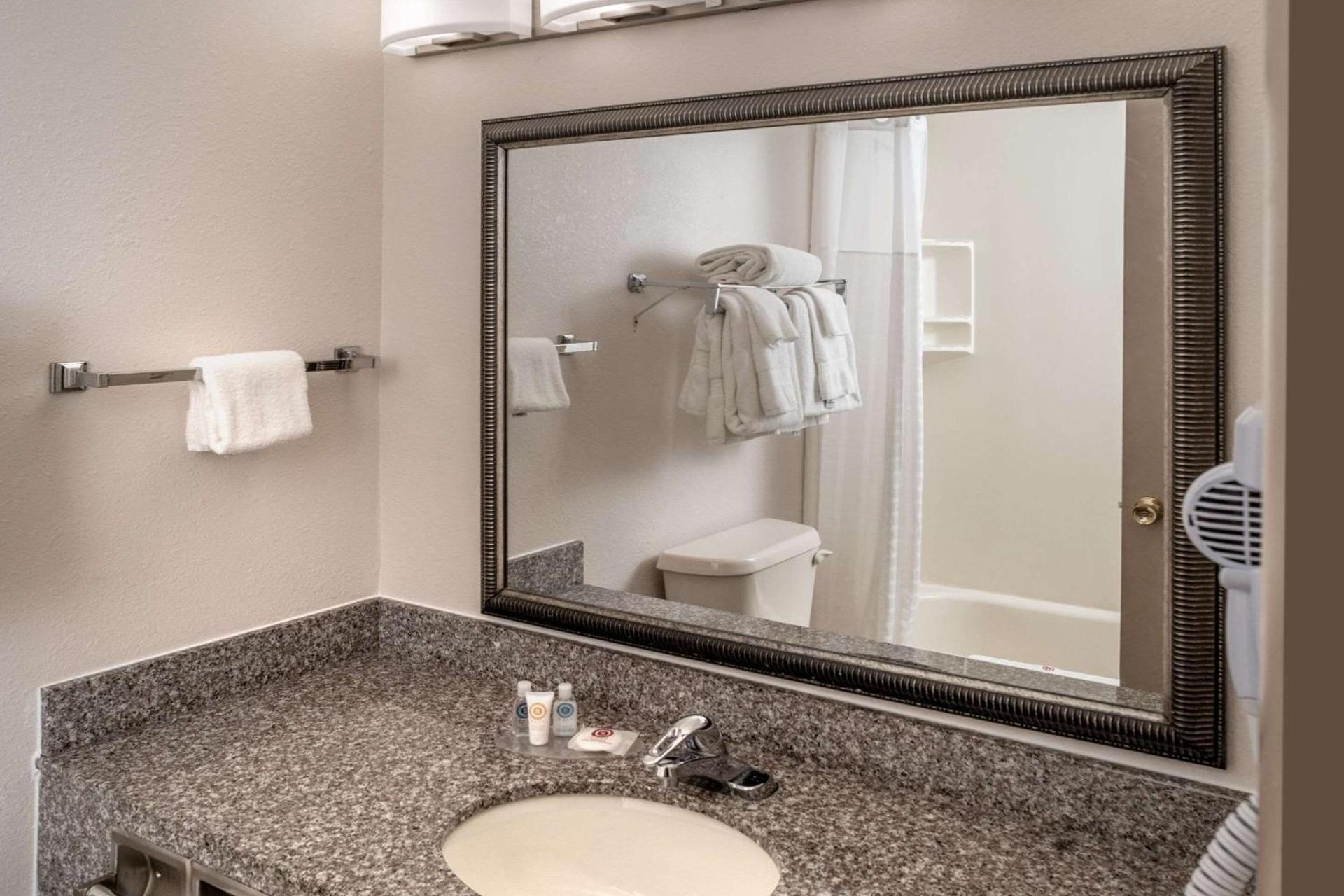 Clarion Pointe Beckley photo 26