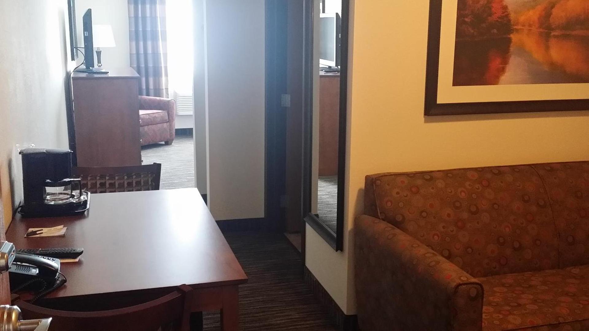 American Inn & Suites photo 7