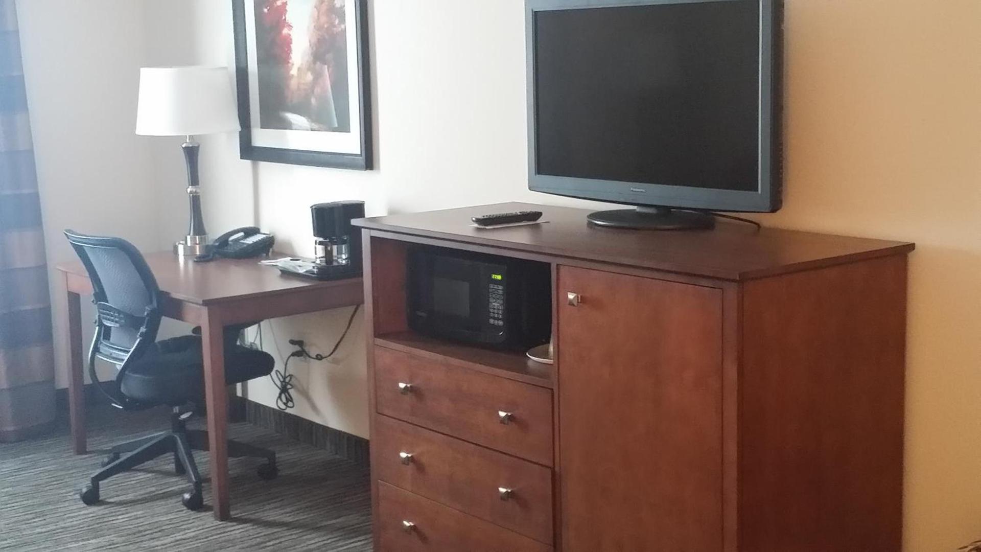American Inn & Suites photo 8
