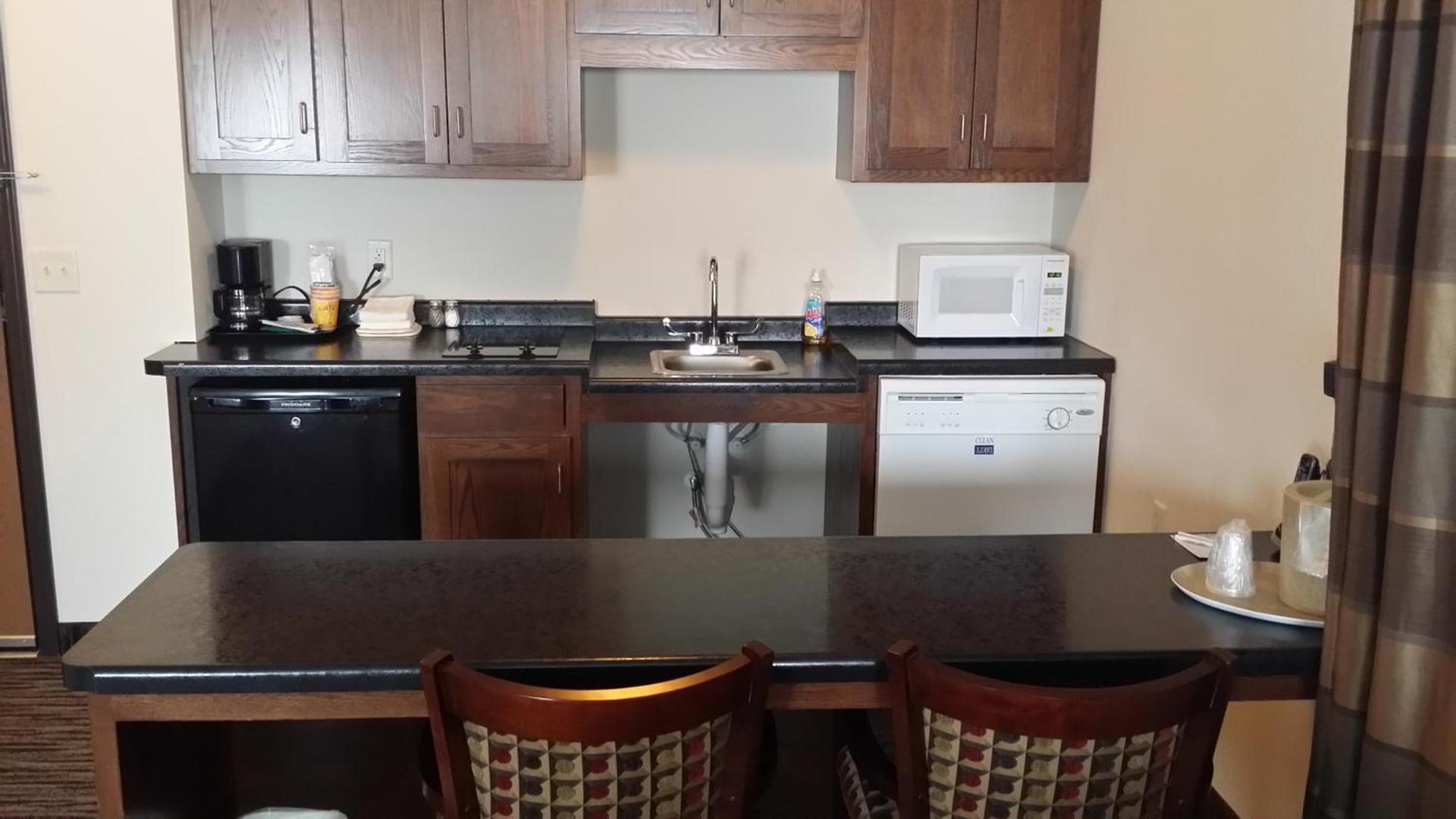 American Inn & Suites photo 11