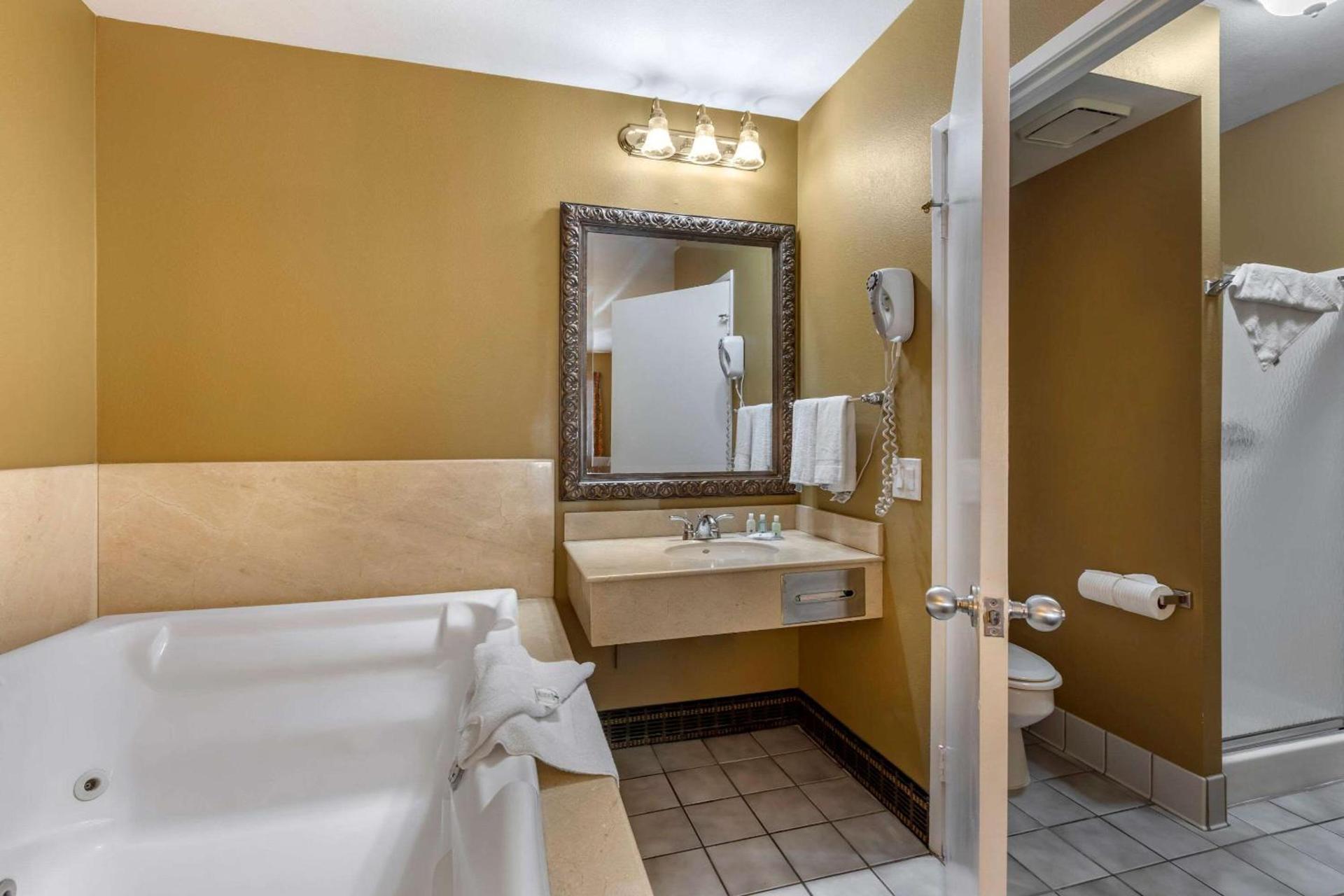 Quality Inn & Suites Westminster Seal Beach photo 12