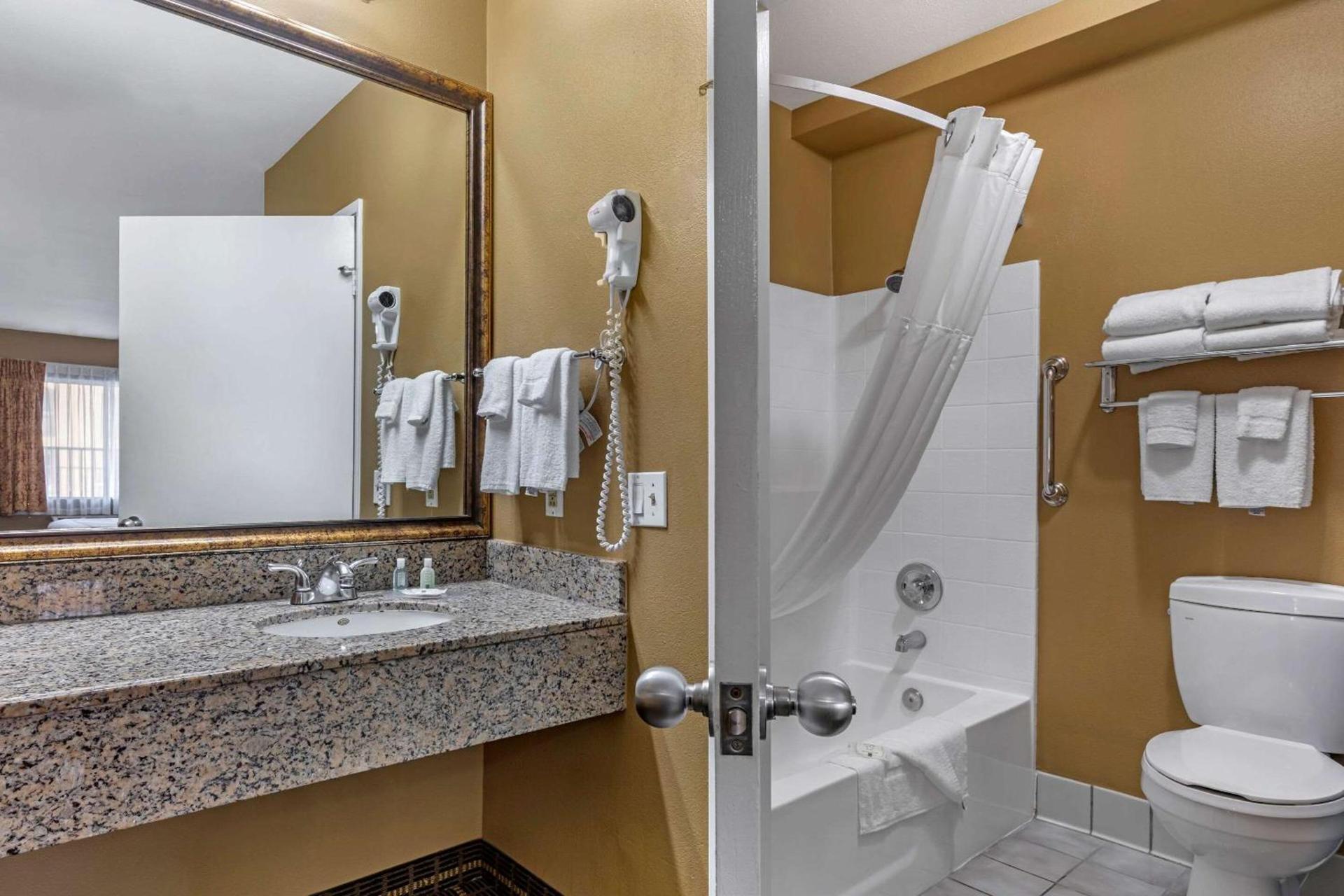 Quality Inn & Suites Westminster Seal Beach photo 16