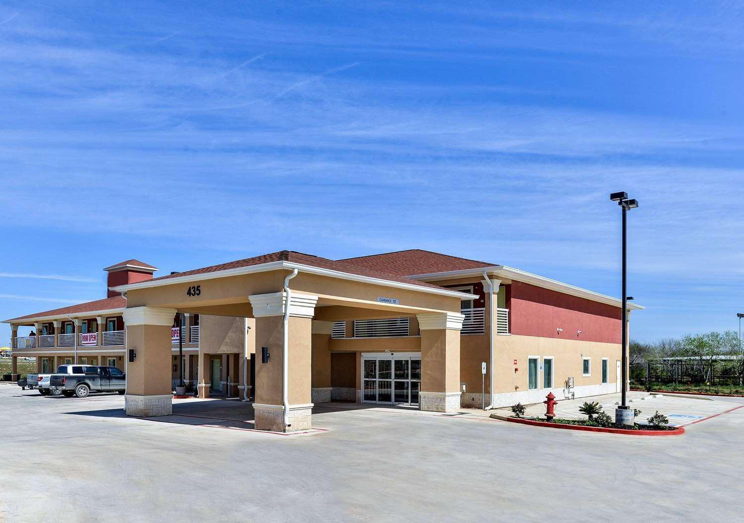 Scottish Inn & Suites Cotulla, TX photo 45