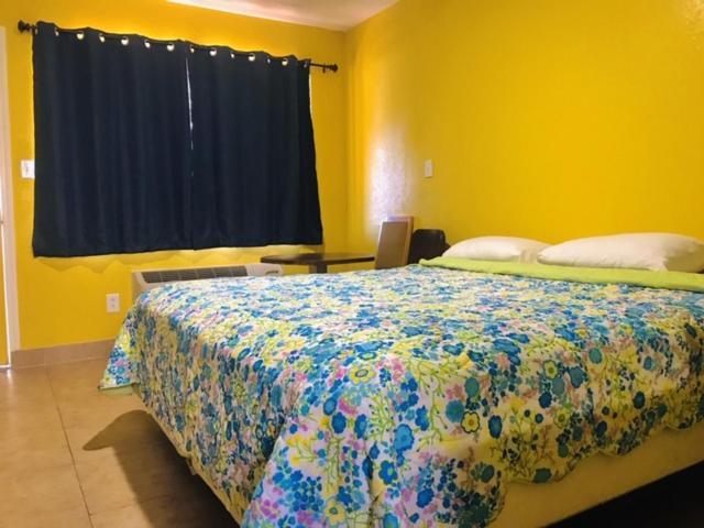 Commodore Motel photo 2