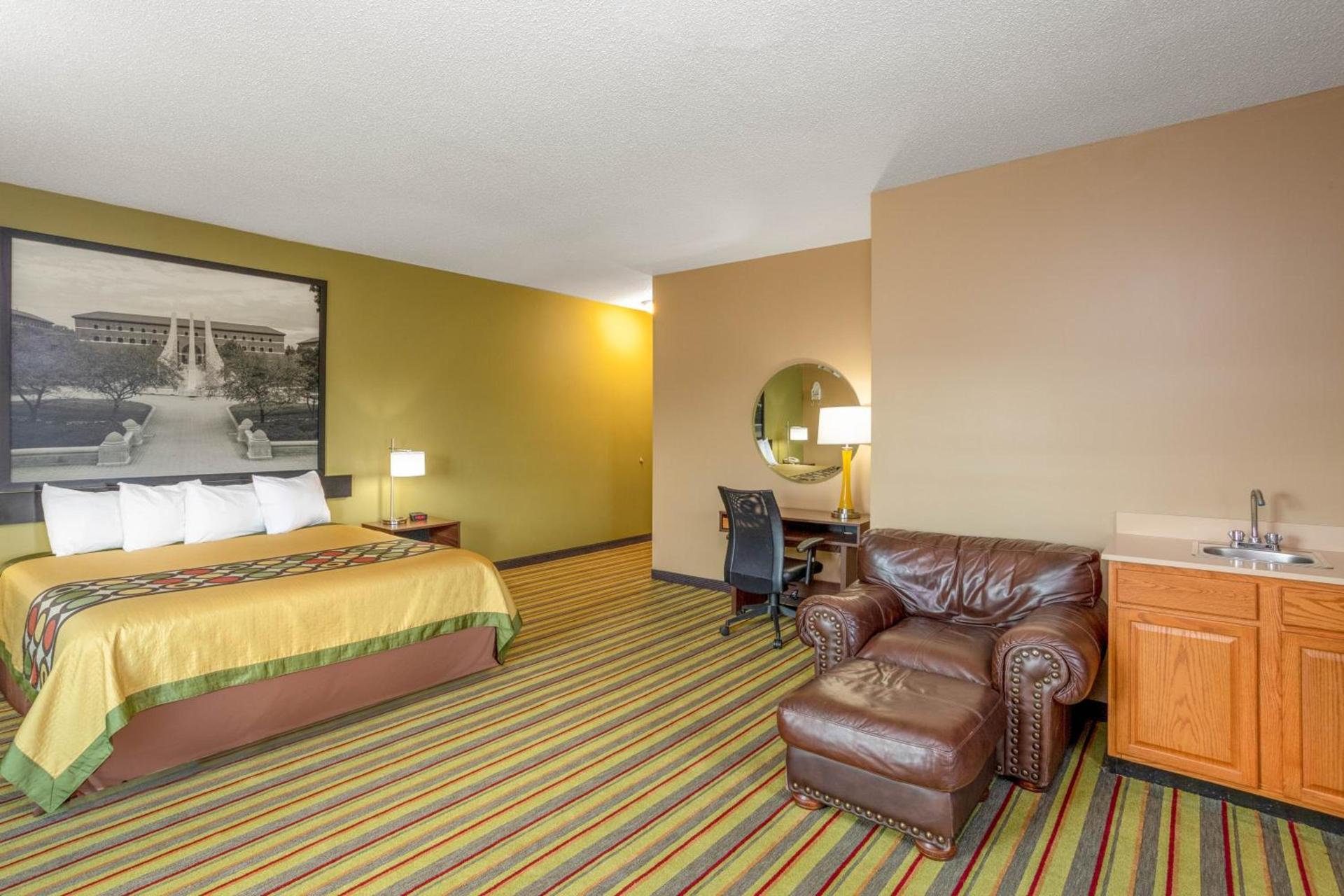 Super 8 by Wyndham Goshen photo 6