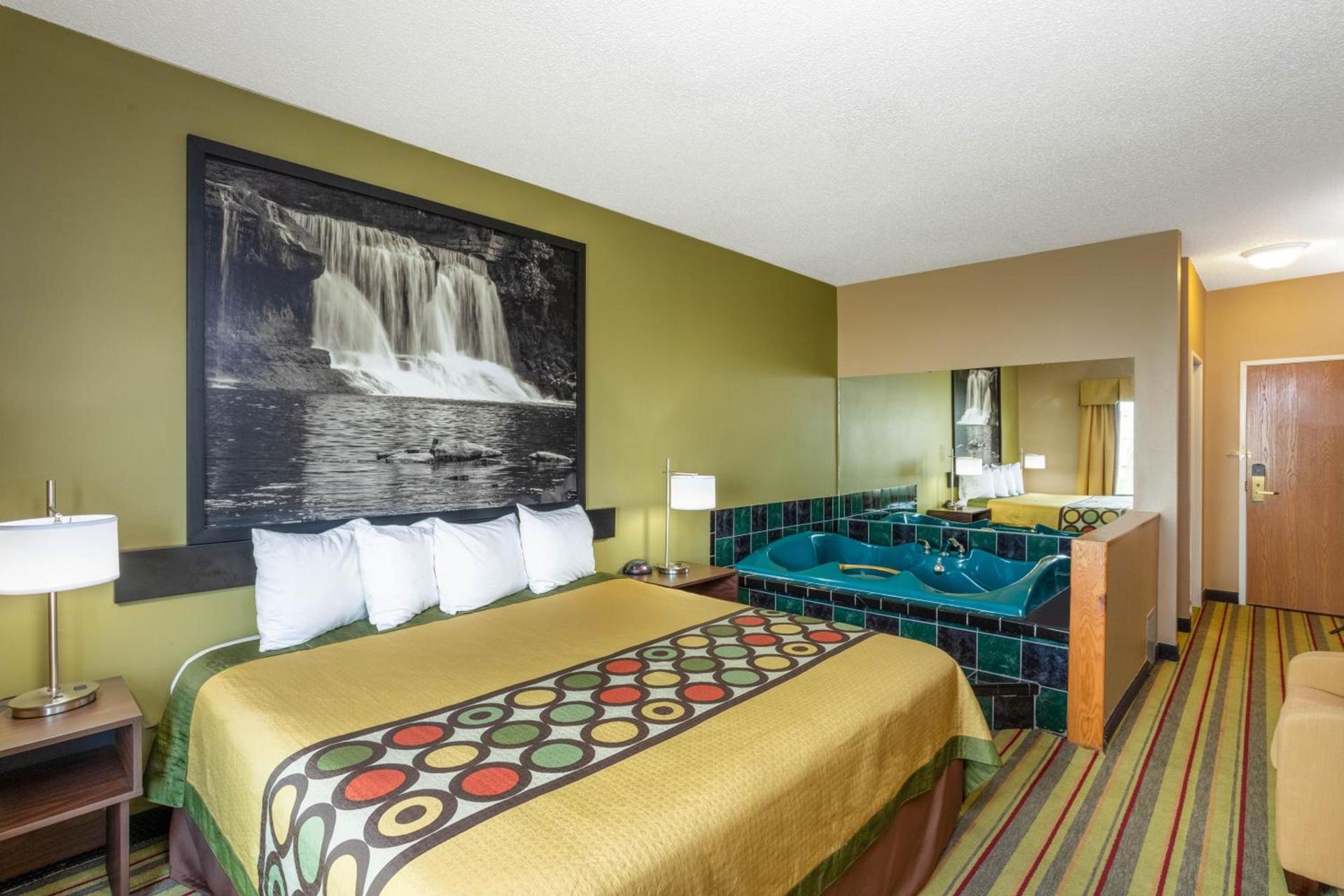 Super 8 by Wyndham Goshen photo 2