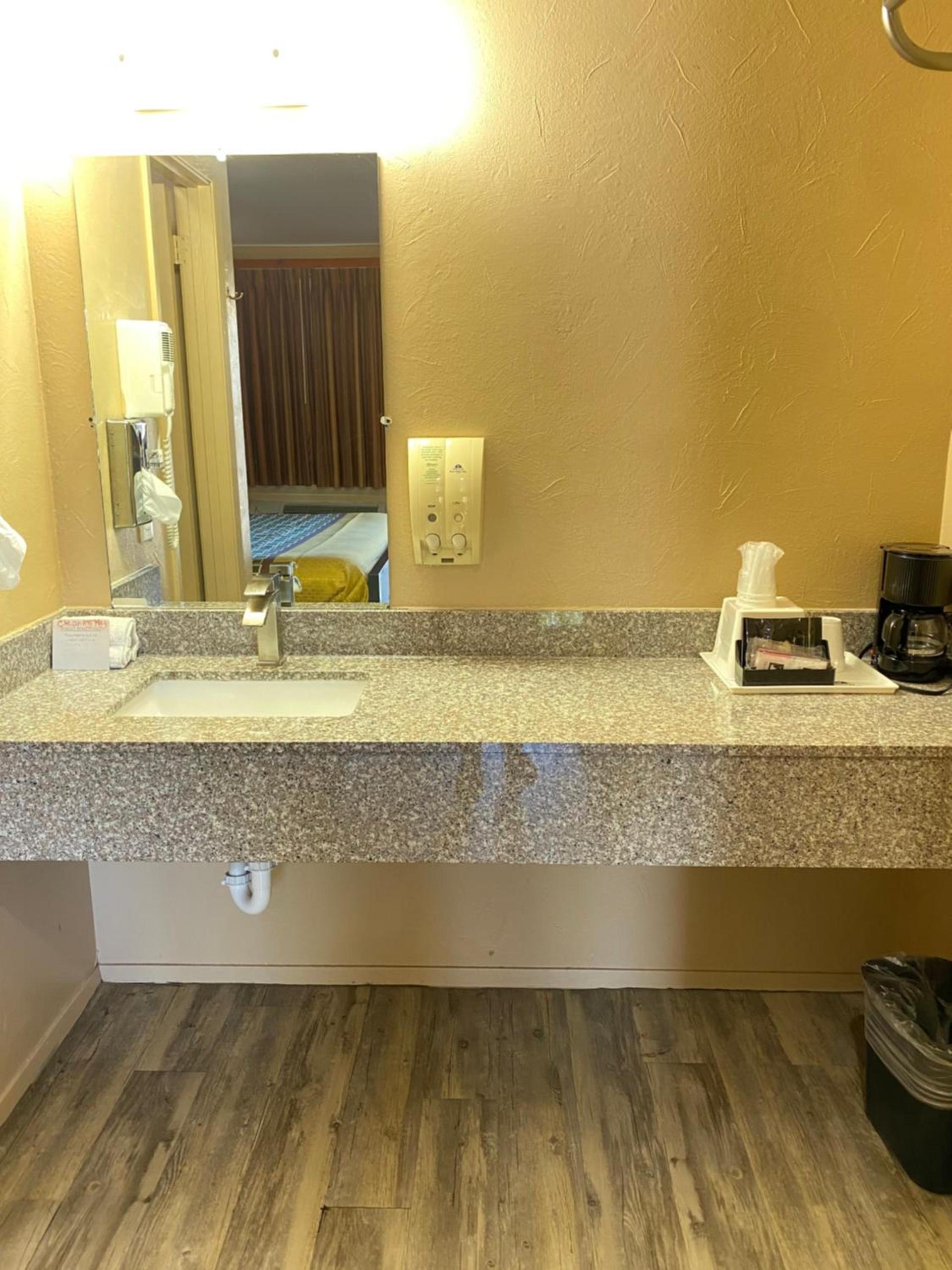Americas Best Value Inn - Legend's Inn photo 26