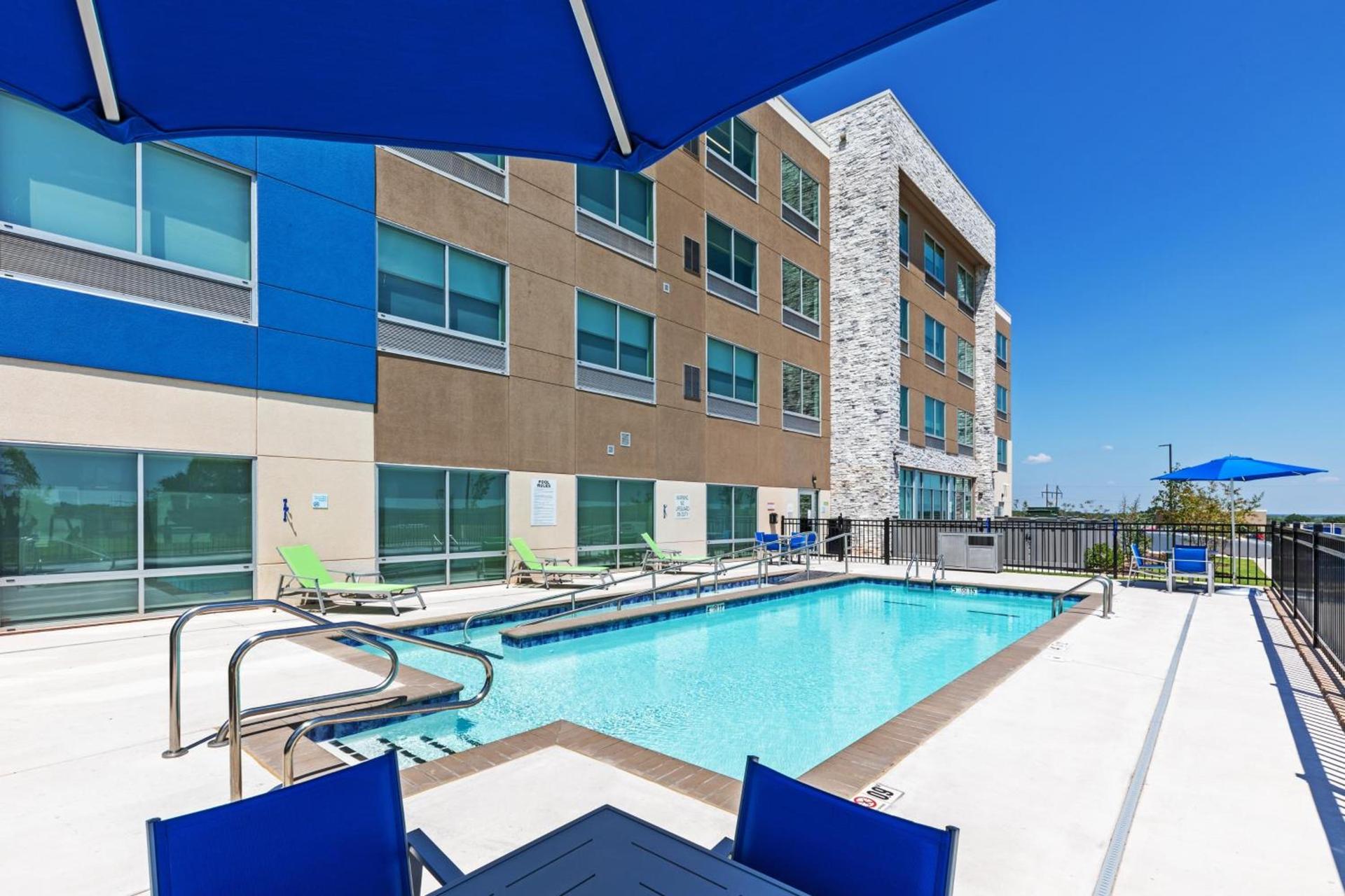Holiday Inn Express & Suites Purcell by IHG photo 3