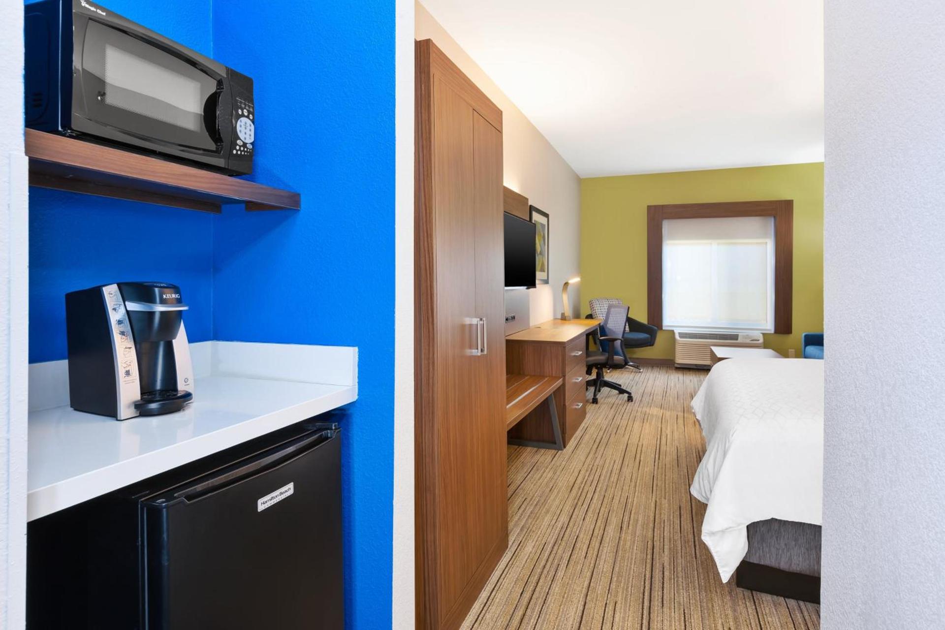 Holiday Inn Express and Suites Three Rivers by IHG photo 6