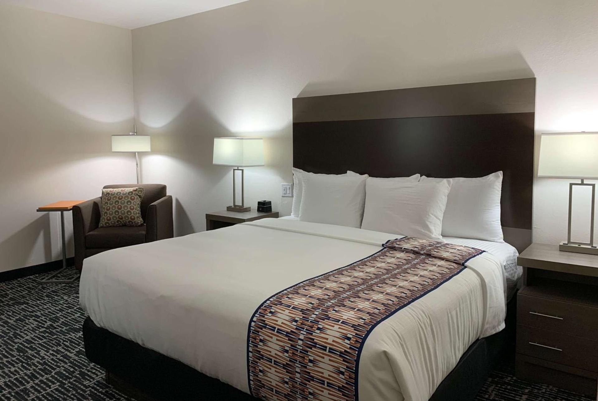 La Quinta Inn & Suites by Wyndham - Red Oak TX IH-35E photo 7