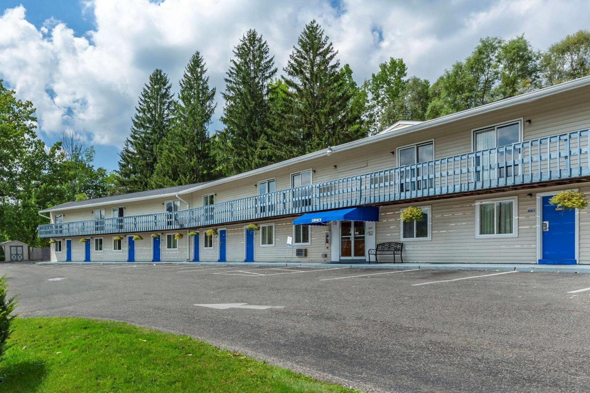 Econo Lodge Lee - Great Barrington photo 2