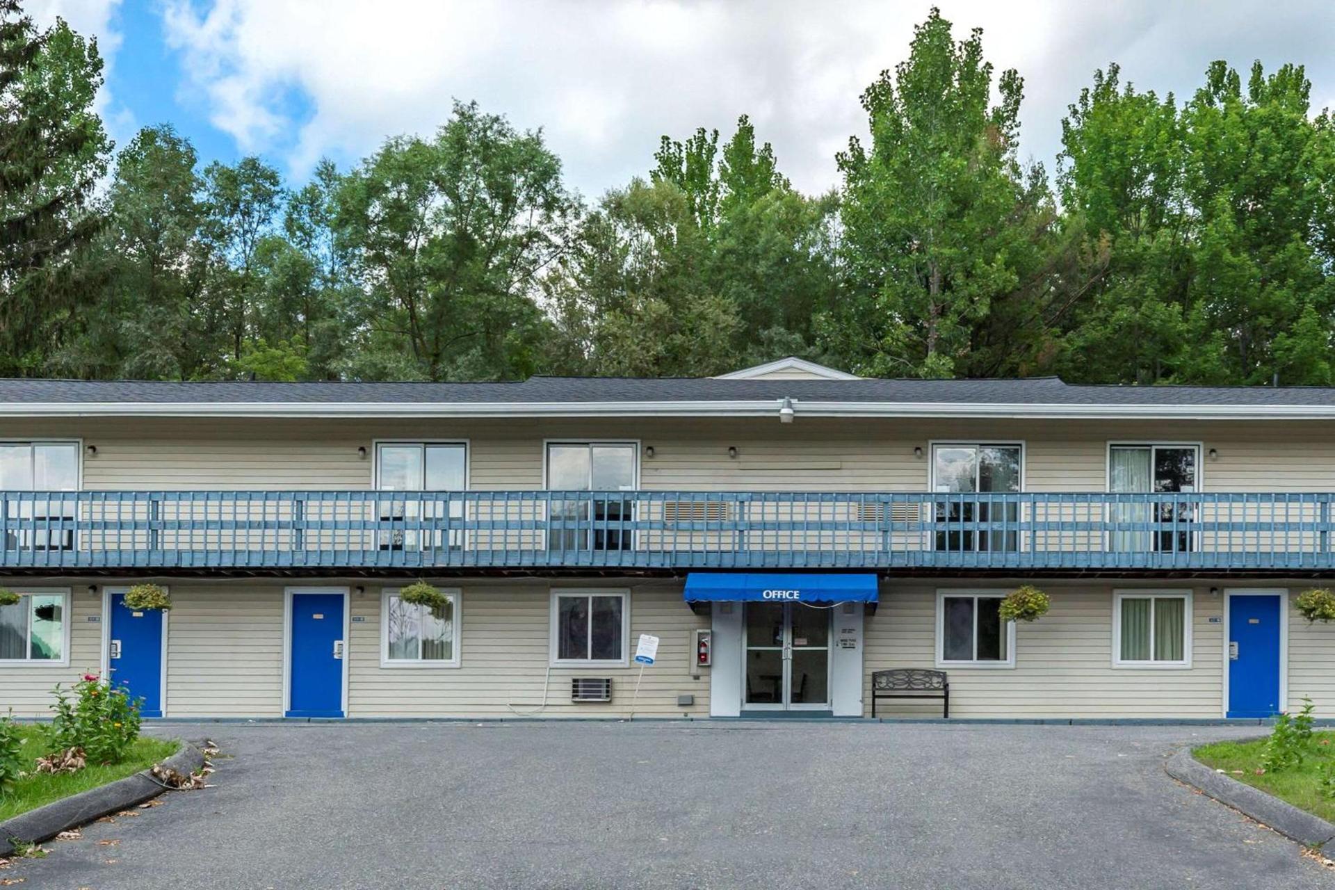 Econo Lodge Lee - Great Barrington photo 3