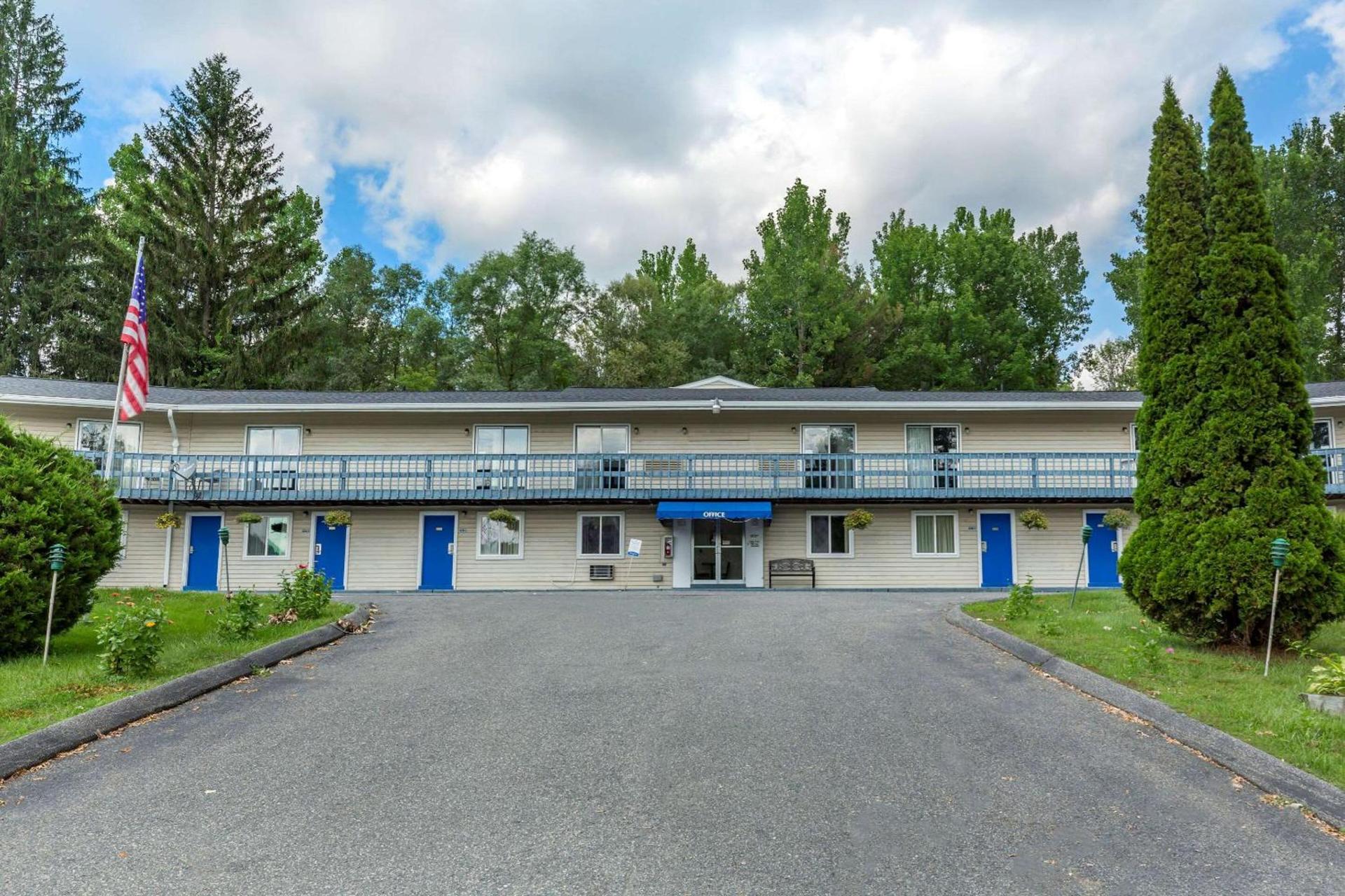Econo Lodge Lee - Great Barrington photo 6