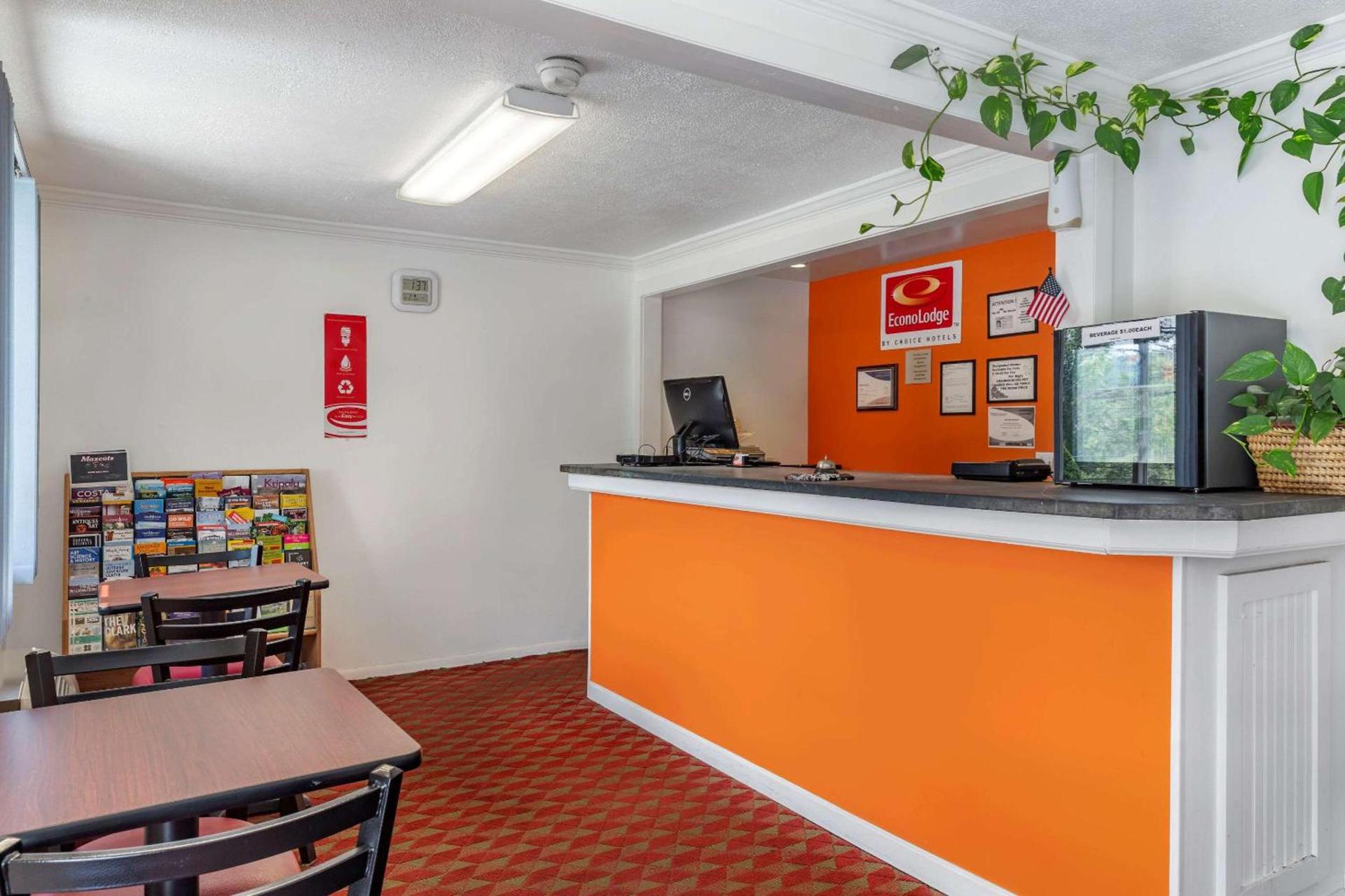 Econo Lodge Lee - Great Barrington photo 8
