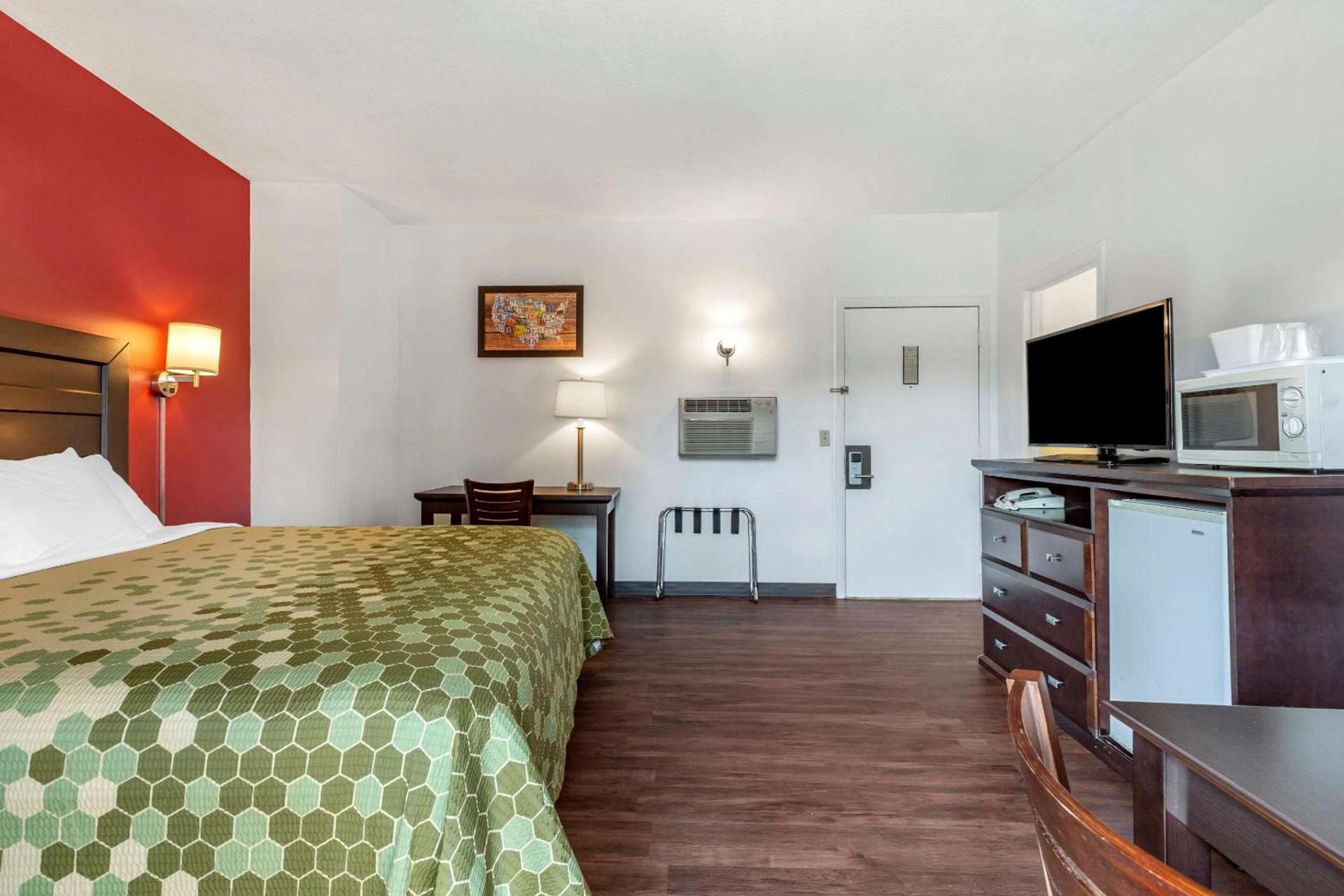 Econo Lodge Lee - Great Barrington photo 10