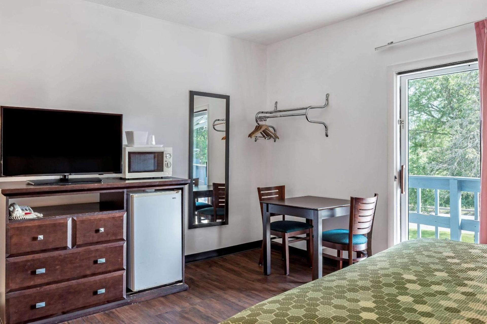 Econo Lodge Lee - Great Barrington photo 11