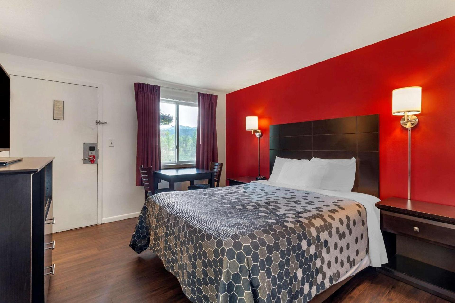 Econo Lodge Lee - Great Barrington photo 16