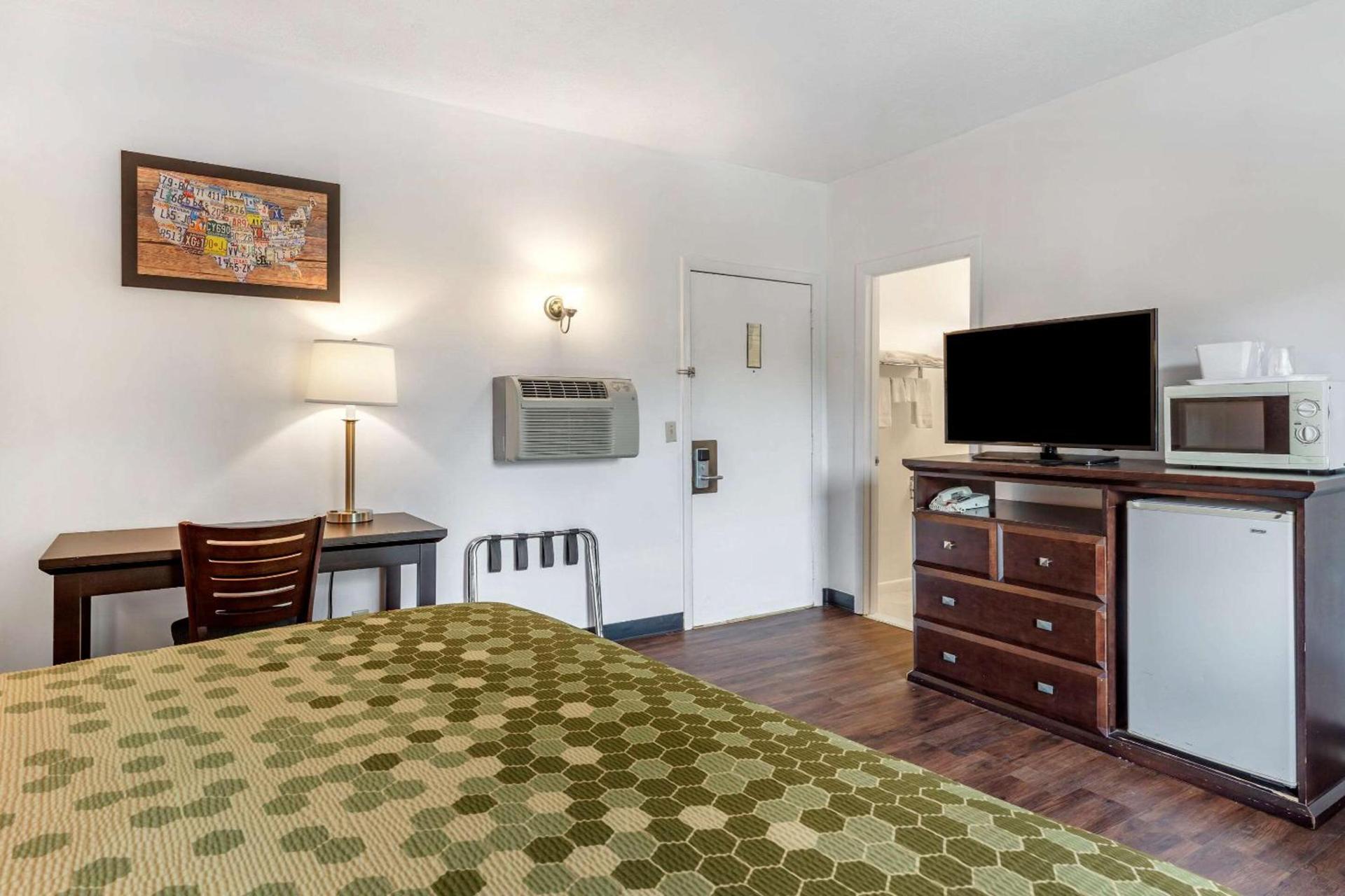 Econo Lodge Lee - Great Barrington photo 17