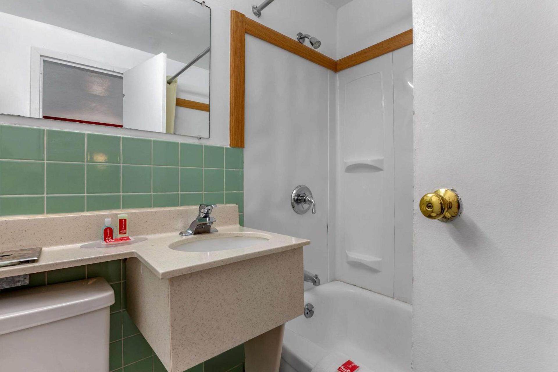 Econo Lodge Lee - Great Barrington photo 23